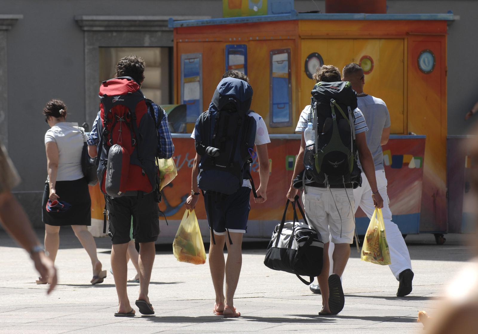 Rijeka: Mladi turisti s ruksacima na le?ima u �etnji gradom