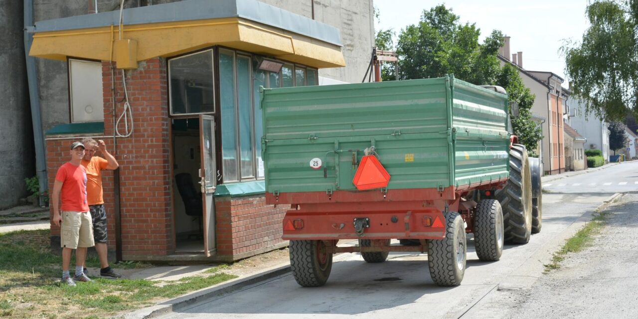 Bjelovar: Bilogorski ratari dovoze p�enicu u mlin na pohranu ili prodaju
