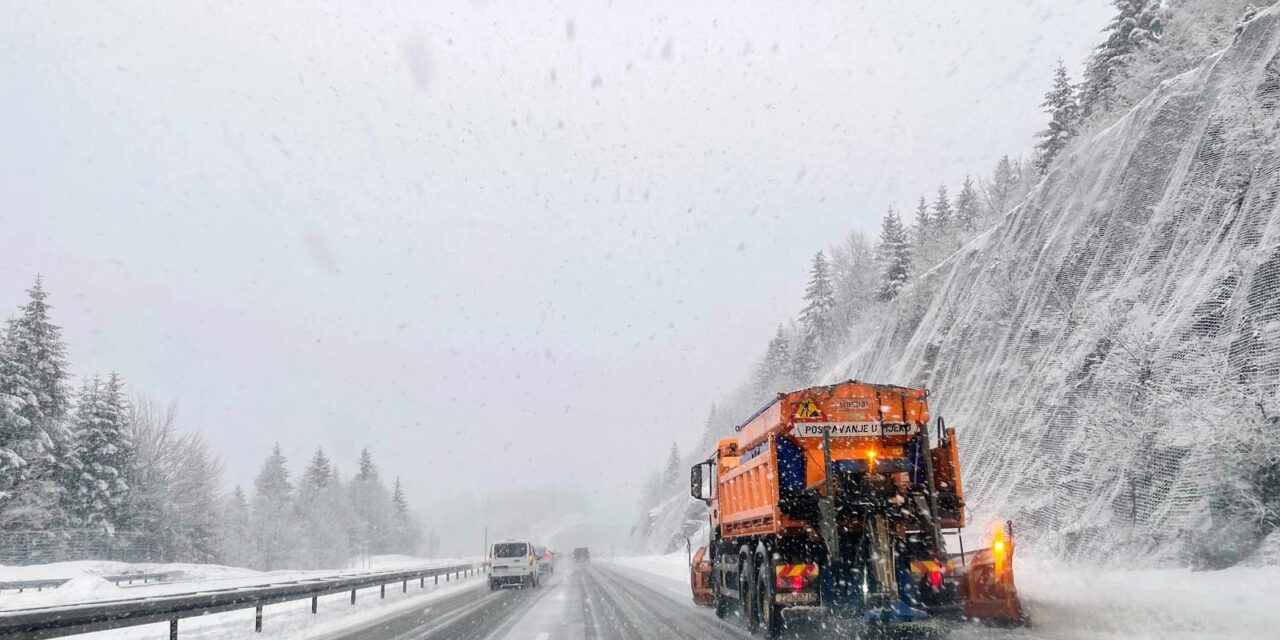 Gusti snijeg i poledica otežavaju prometovanje na autocesti A6 Zagreb – Rijeka