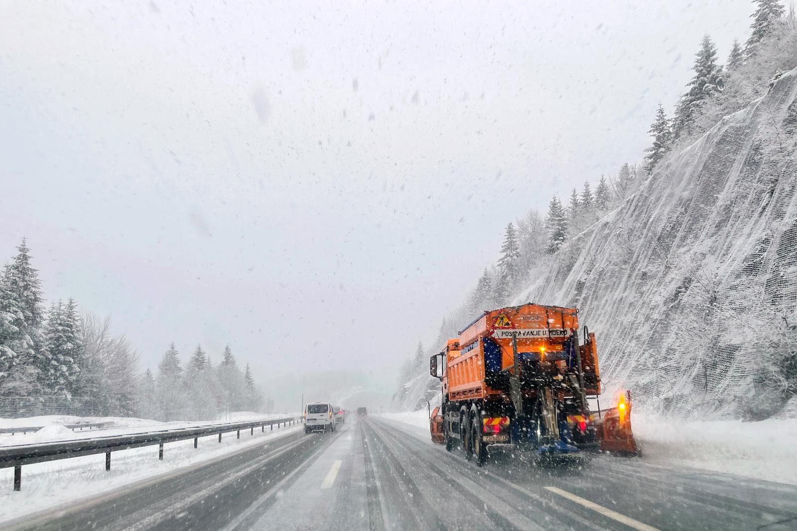 Gusti snijeg i poledica otežavaju prometovanje na autocesti A6 Zagreb – Rijeka