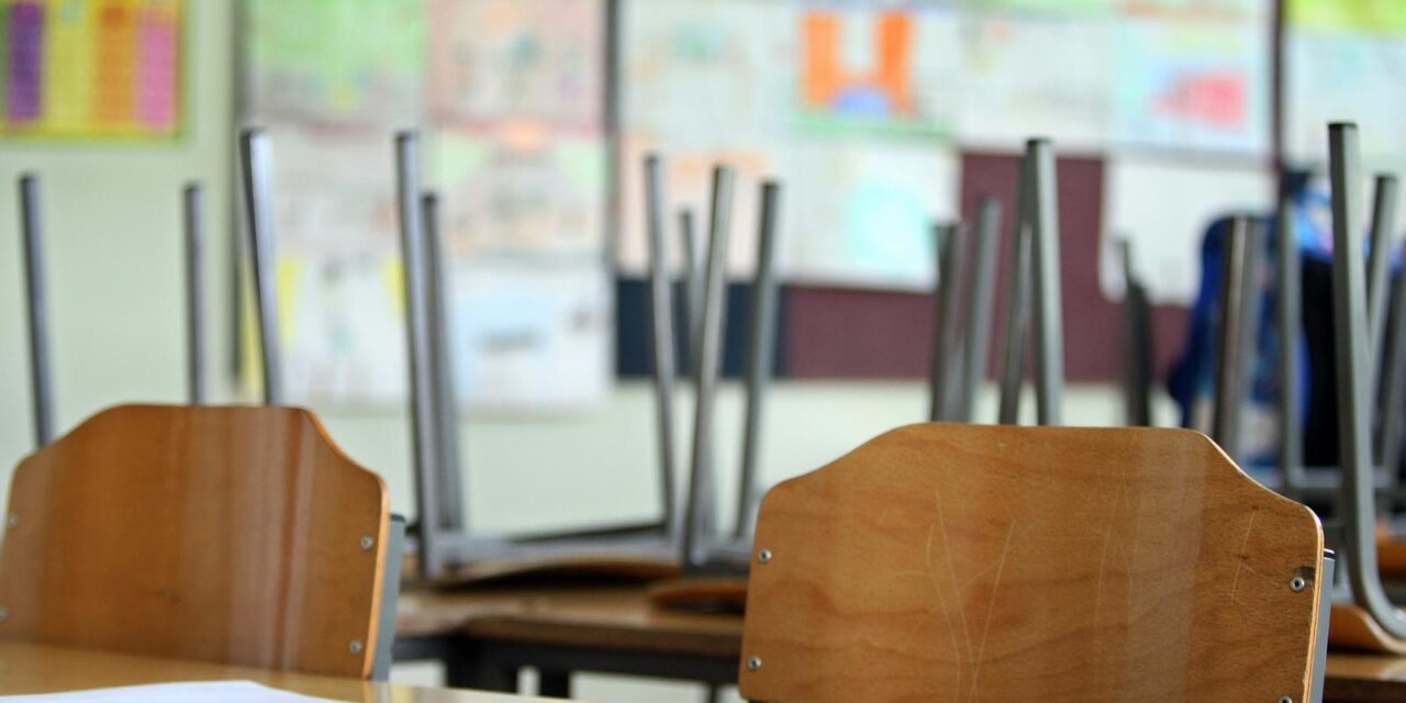 Zagreb: U?enici koje roditelji nisu imali kome ostaviti do�li u �kolu gledati TV