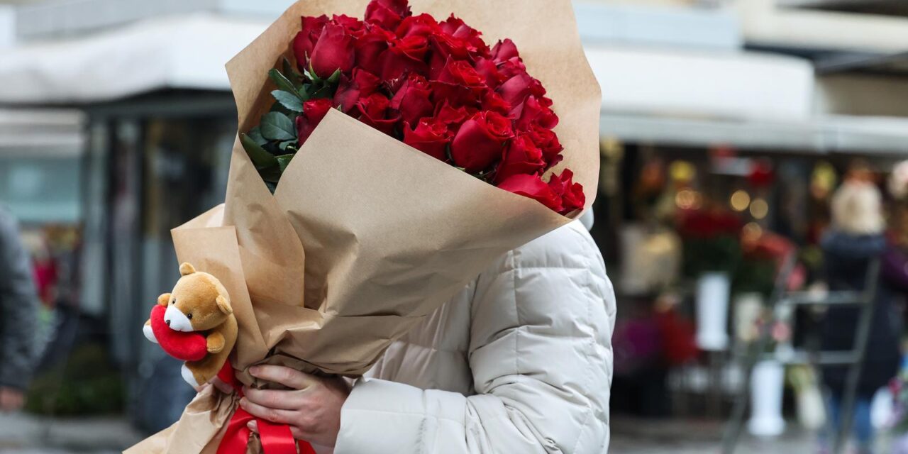 Zagreb: Na Valentinovo muškarci kupuju cvijeće za svoje partnerice kao znak ljubavi