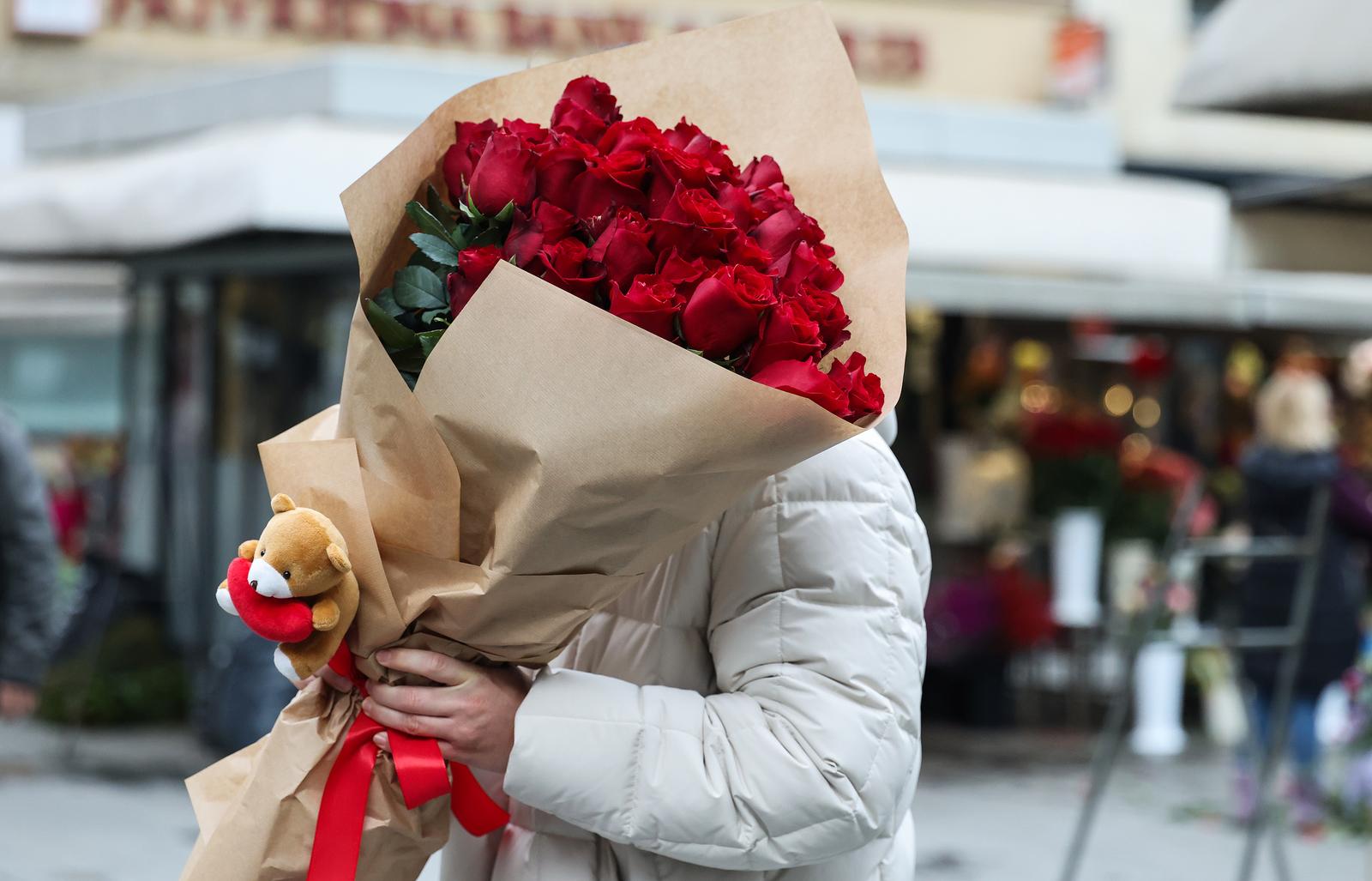 Zagreb: Na Valentinovo muškarci kupuju cvijeće za svoje partnerice kao znak ljubavi