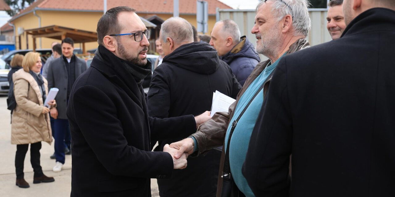 Zagreb: Tomislav Tomašević sa suradnicima obilježio početak radova na izgradnji nove školske sportske dvorane
