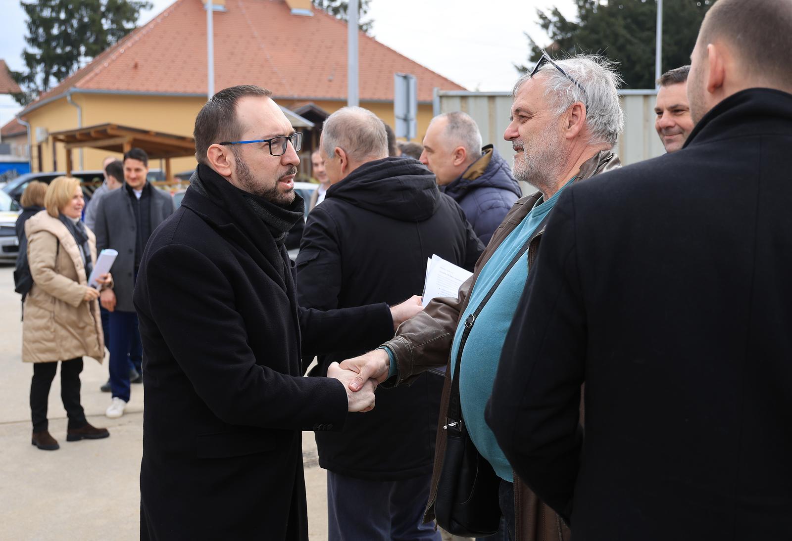 Zagreb: Tomislav Tomašević sa suradnicima obilježio početak radova na izgradnji nove školske sportske dvorane