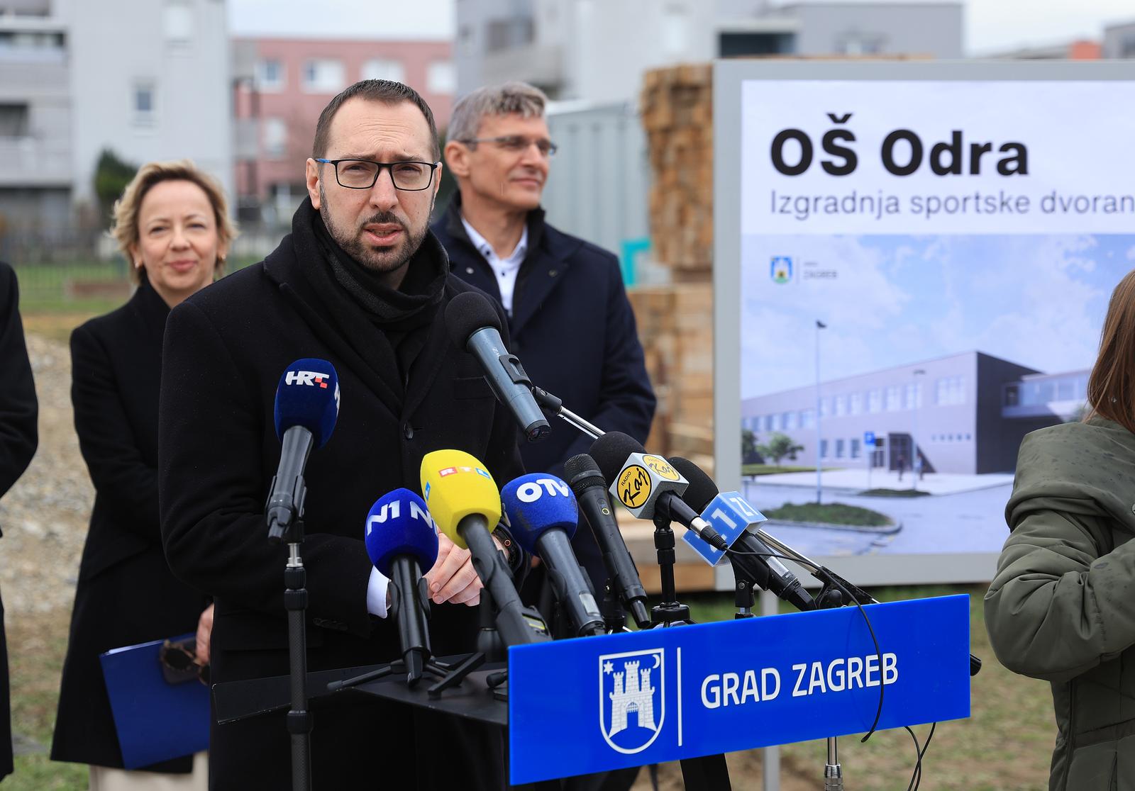 Zagreb: Tomislav Tomašević sa suradnicima obilježio početak radova na izgradnji nove školske sportske dvorane