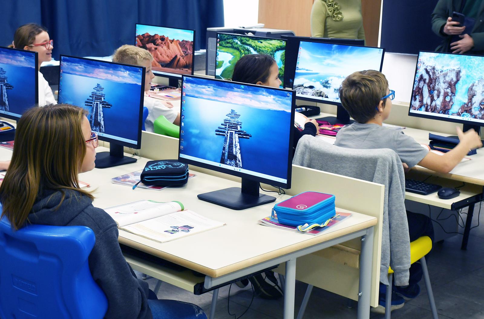 Grad Sisak je osigurao sredstva i opremio informatičku učionicu Osnovne škole 22. lipanj