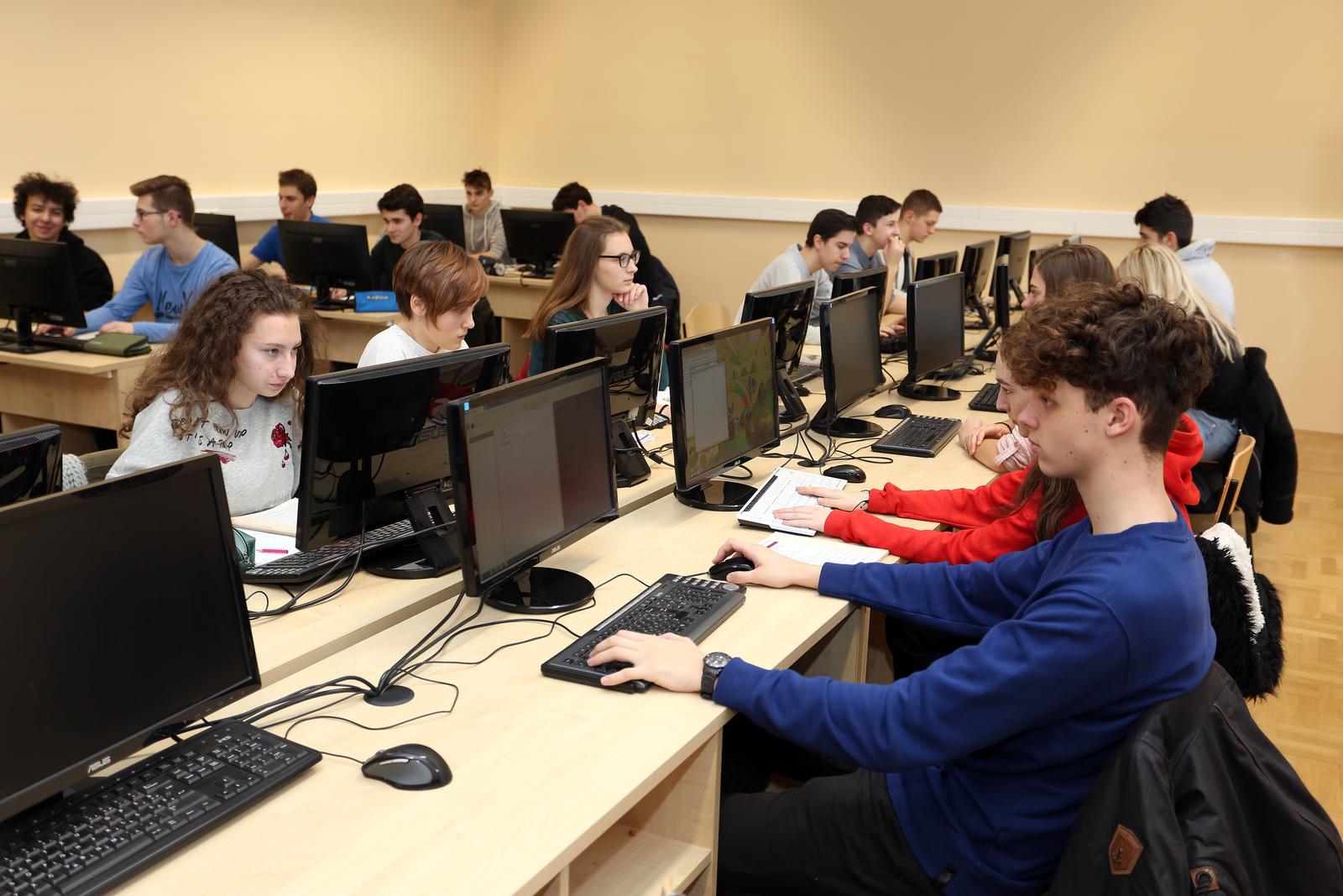 Karlovac: U Gimnaziji Karlovac otvorena je novouređena informatička učionica