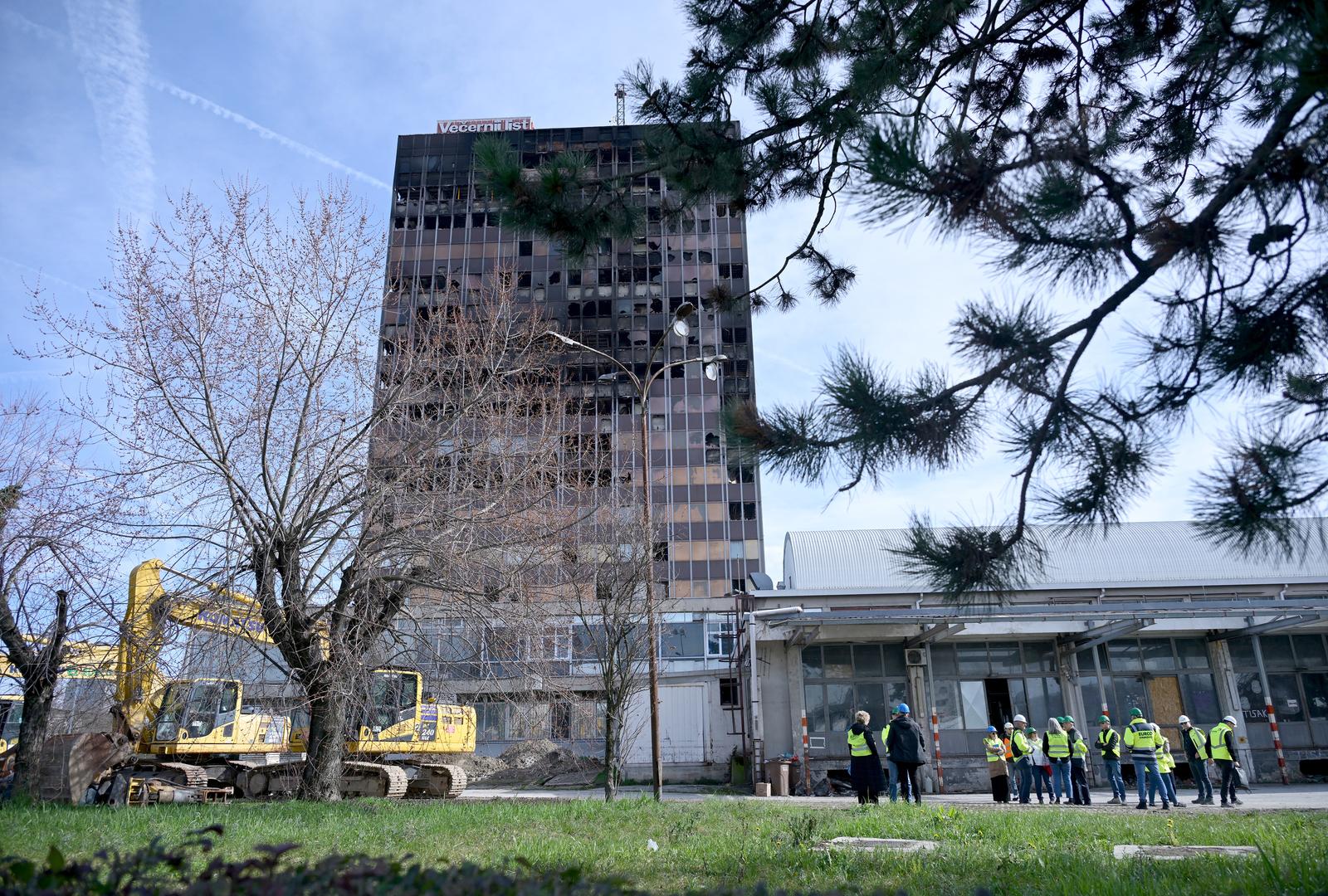 Zagreb: Vojska iz Vjesnika odvozi namještaj, u tijeku su pripreme za rušenje zgrade