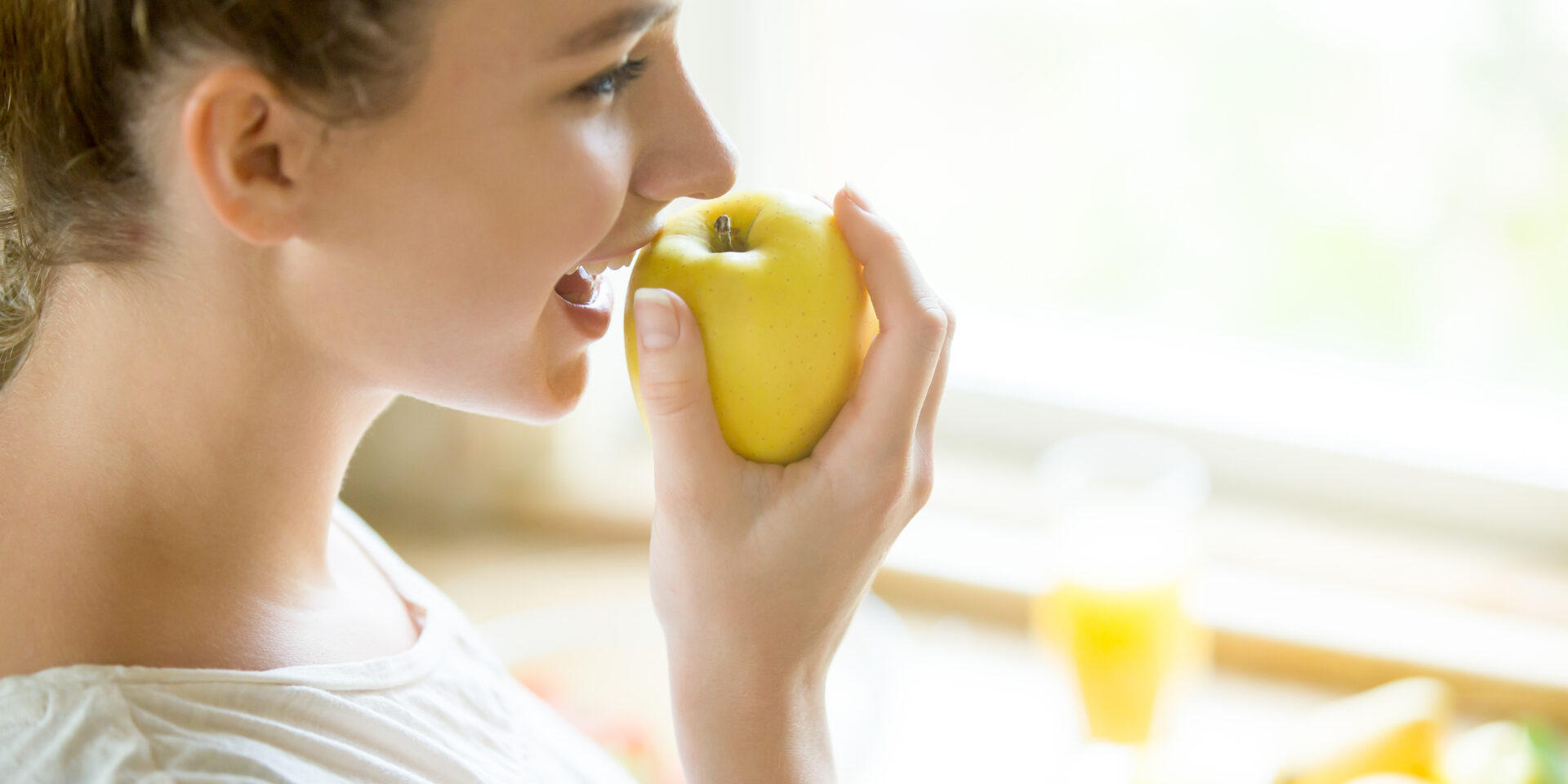 Portrait of an attractive woman eating an apple
