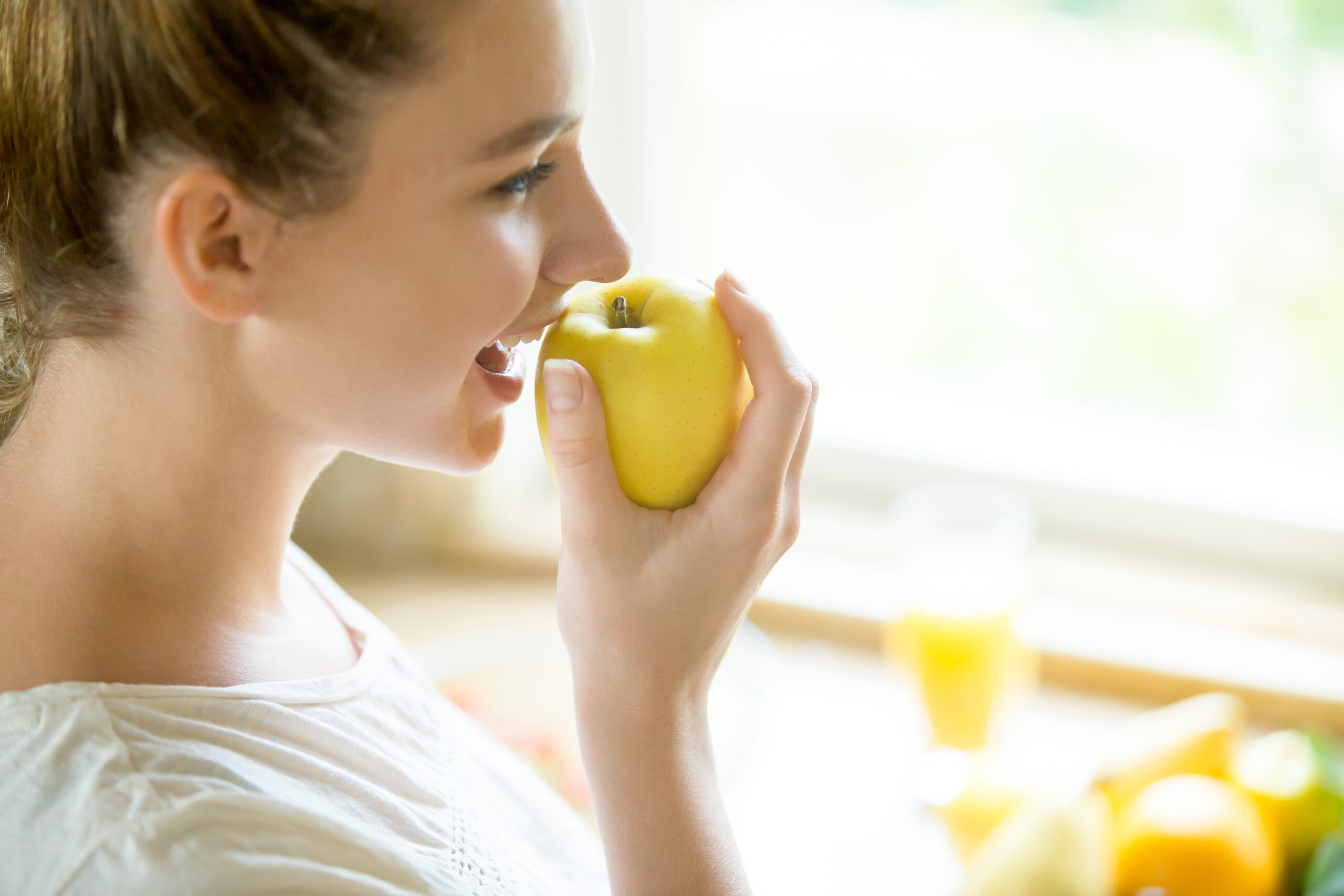 Portrait of an attractive woman eating an apple