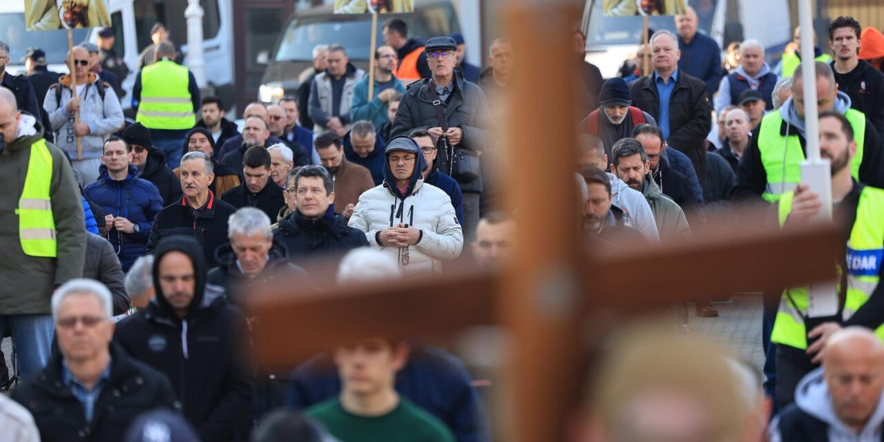 Zagreb: Muška molitva i popratni prosvjed na glavnom gradskom trgu