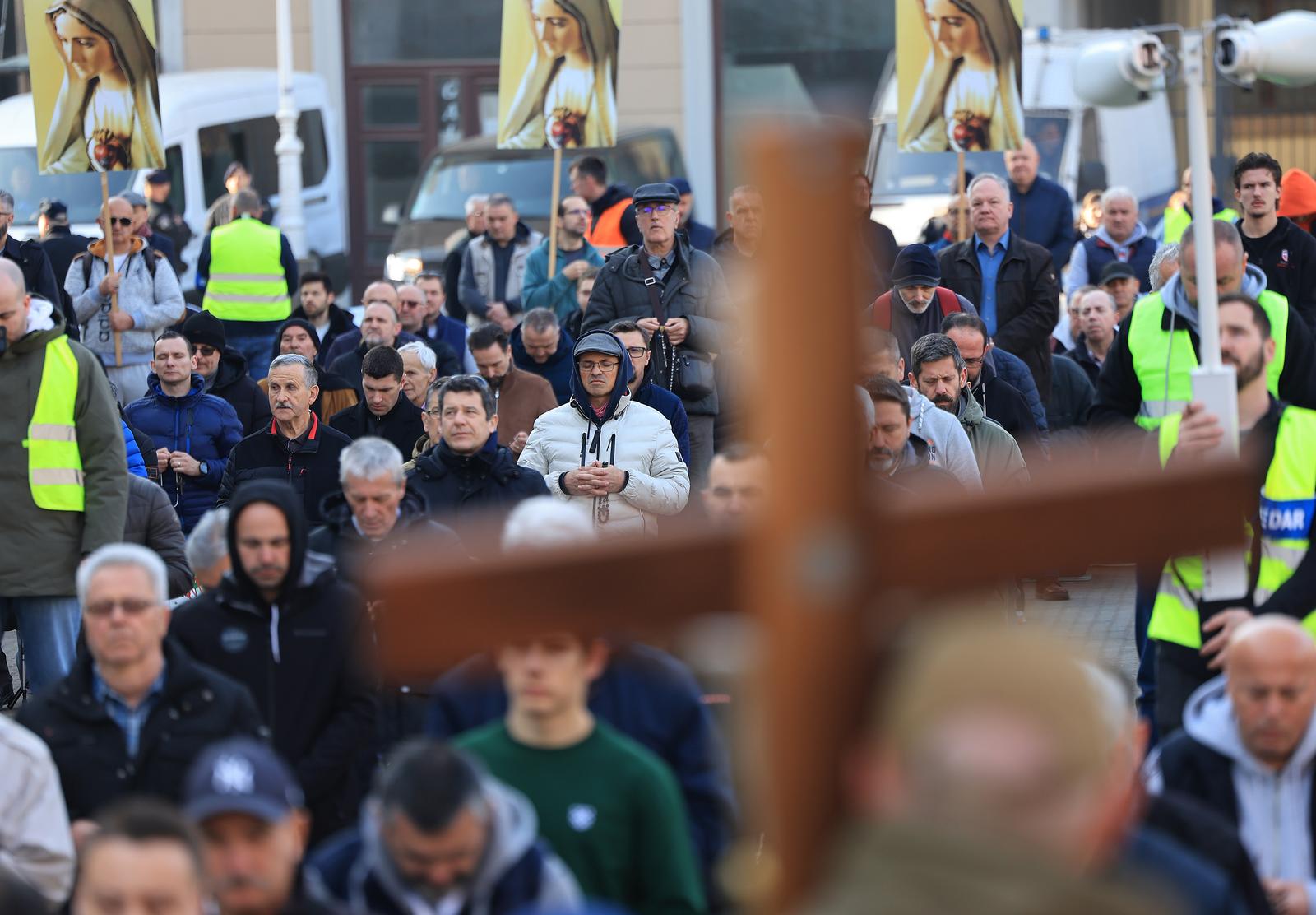 Zagreb: Muška molitva i popratni prosvjed na glavnom gradskom trgu
