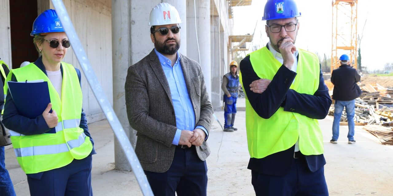 Zagreb: Tomašević sa suradnicima obišao radove na izgradnji poslovno-stambene zgrade A11