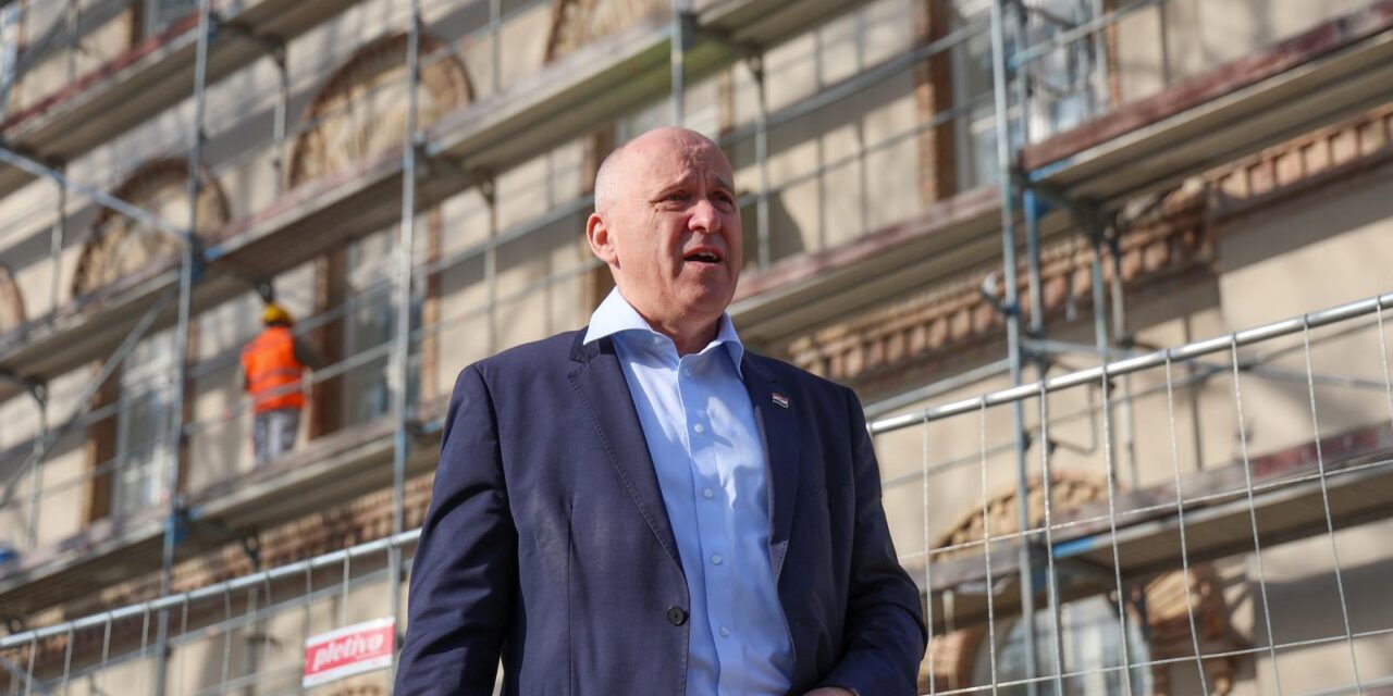 Zagreb: Branko Bačić obišao je gradilište cjelovite obnove zgrade u vlasništvu Republike Hrvatske u Ulici Republike Austrije