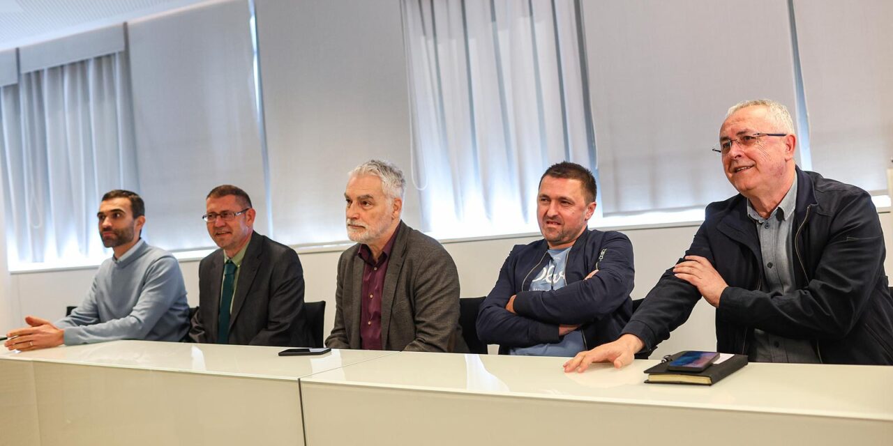 Zagreb: Konferencija za medije predstavnika �est sindikata javnih slu�bi koji su najavili prosvjed Sindikalno prolje?e