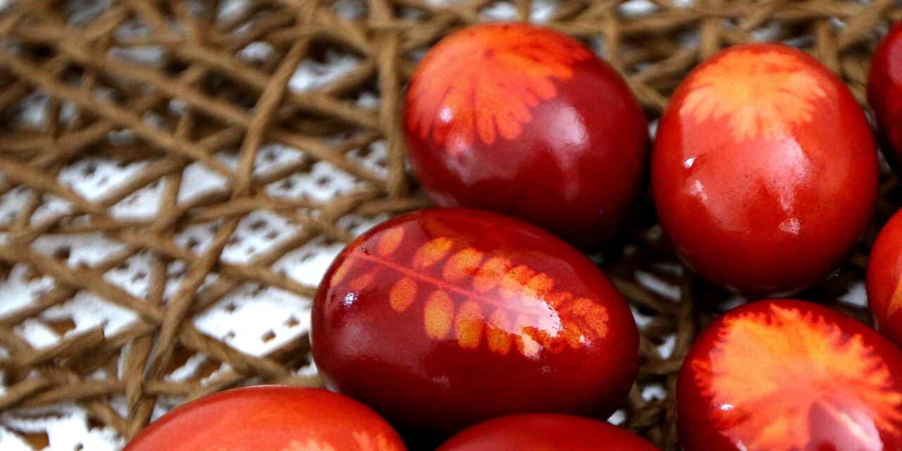 Očestovo: Jeromonah Kirijak ukrašava jaja za nadolazeći Uskrs