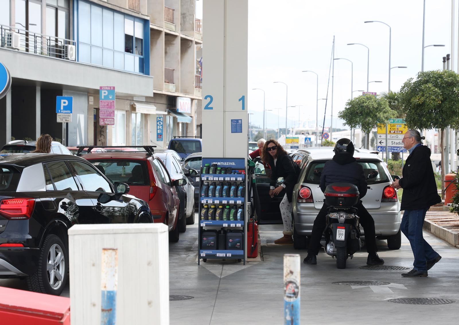 �ibenik: Po?ele su gu�ve na benzinskim postajama uo?i najavljenog poskupljenja goriva
