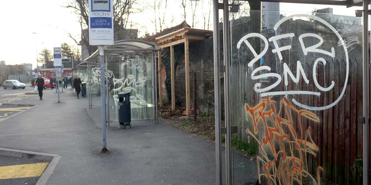 Zagreb: Autobusna stajališta u Koturaškoj devastirana grafitima