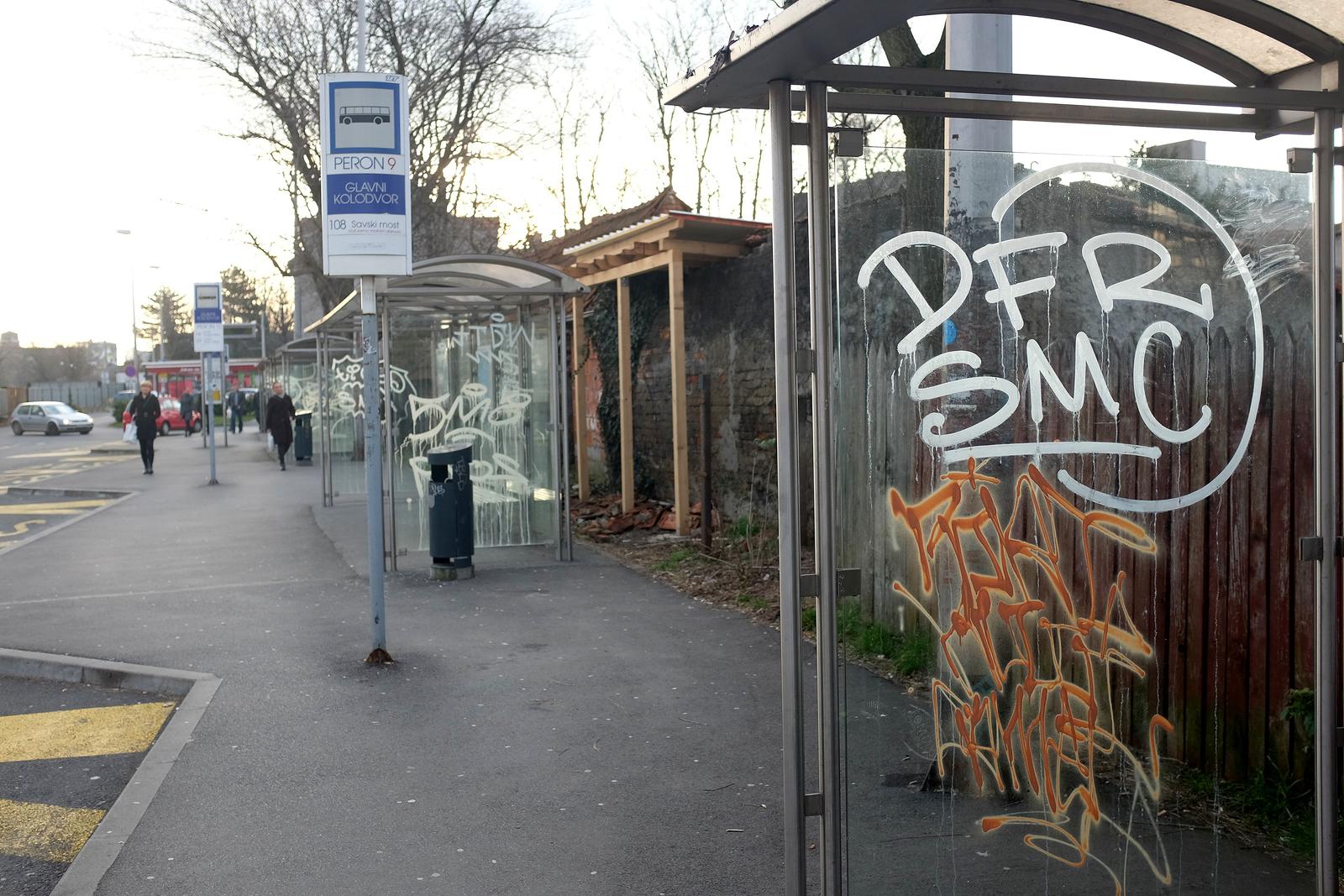 Zagreb: Autobusna stajališta u Koturaškoj devastirana grafitima
