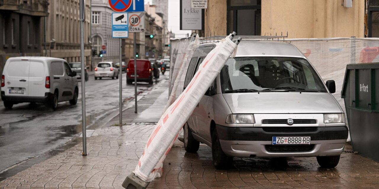 Zagreb: Vjetar srušio ogradu na automobil