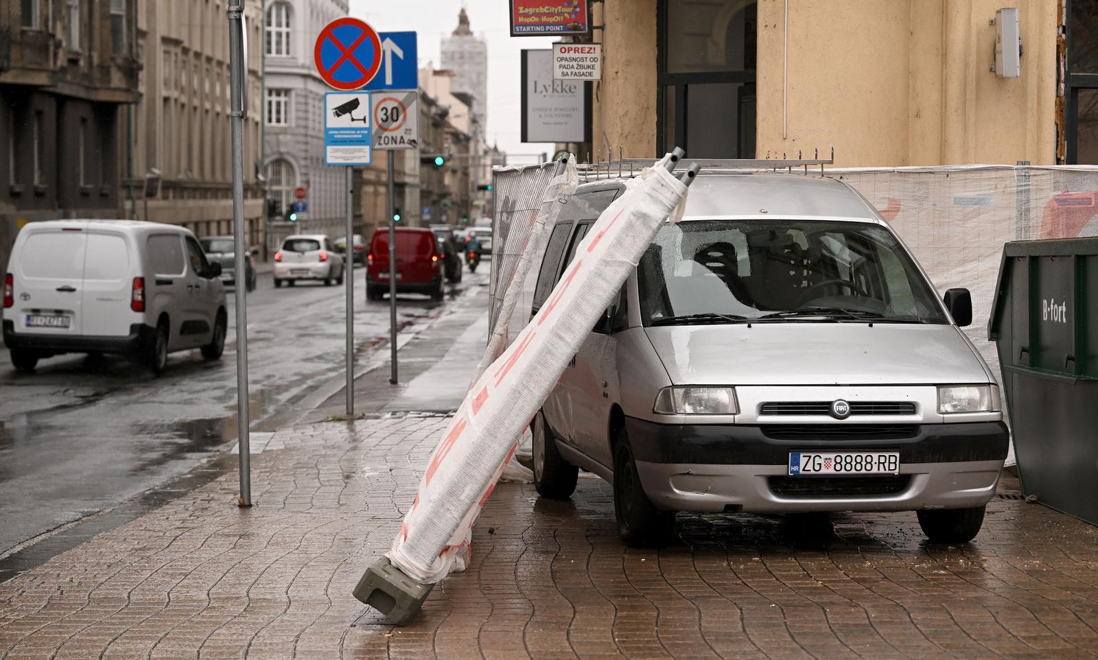 Zagreb: Vjetar srušio ogradu na automobil