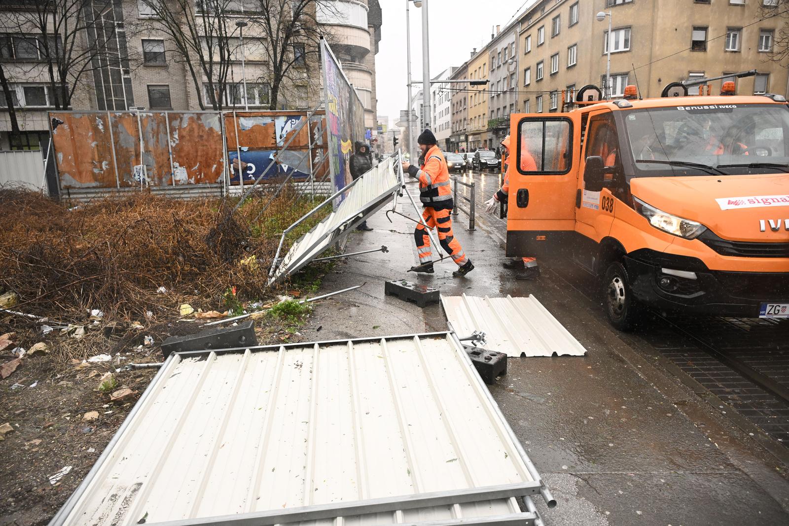 Zagreb: Olujni vjetar rušio bicikle i skele