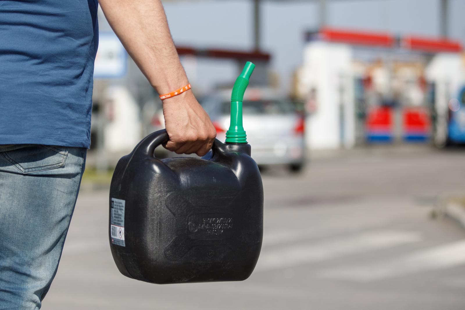 Nakon ponoći građane očekuje osjetno poskupljenje goriva