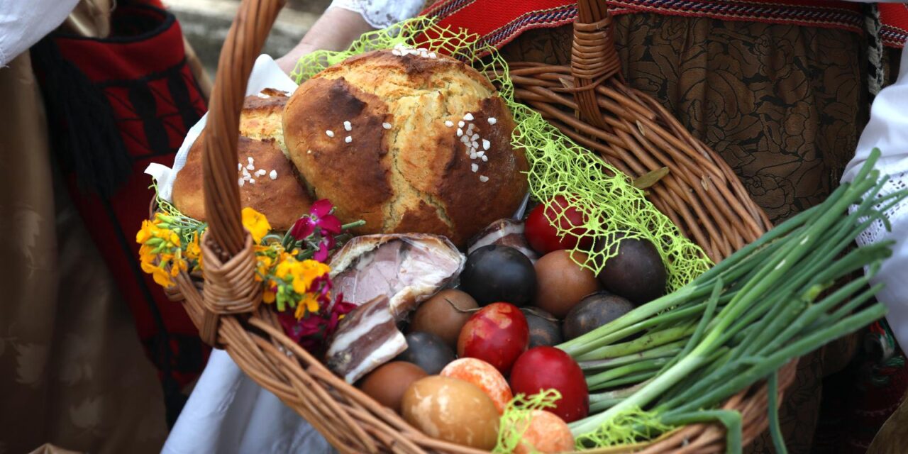 Šibenik: Žene u narodnim nošnjama donijele uskrsne košare na blagoslov hrane