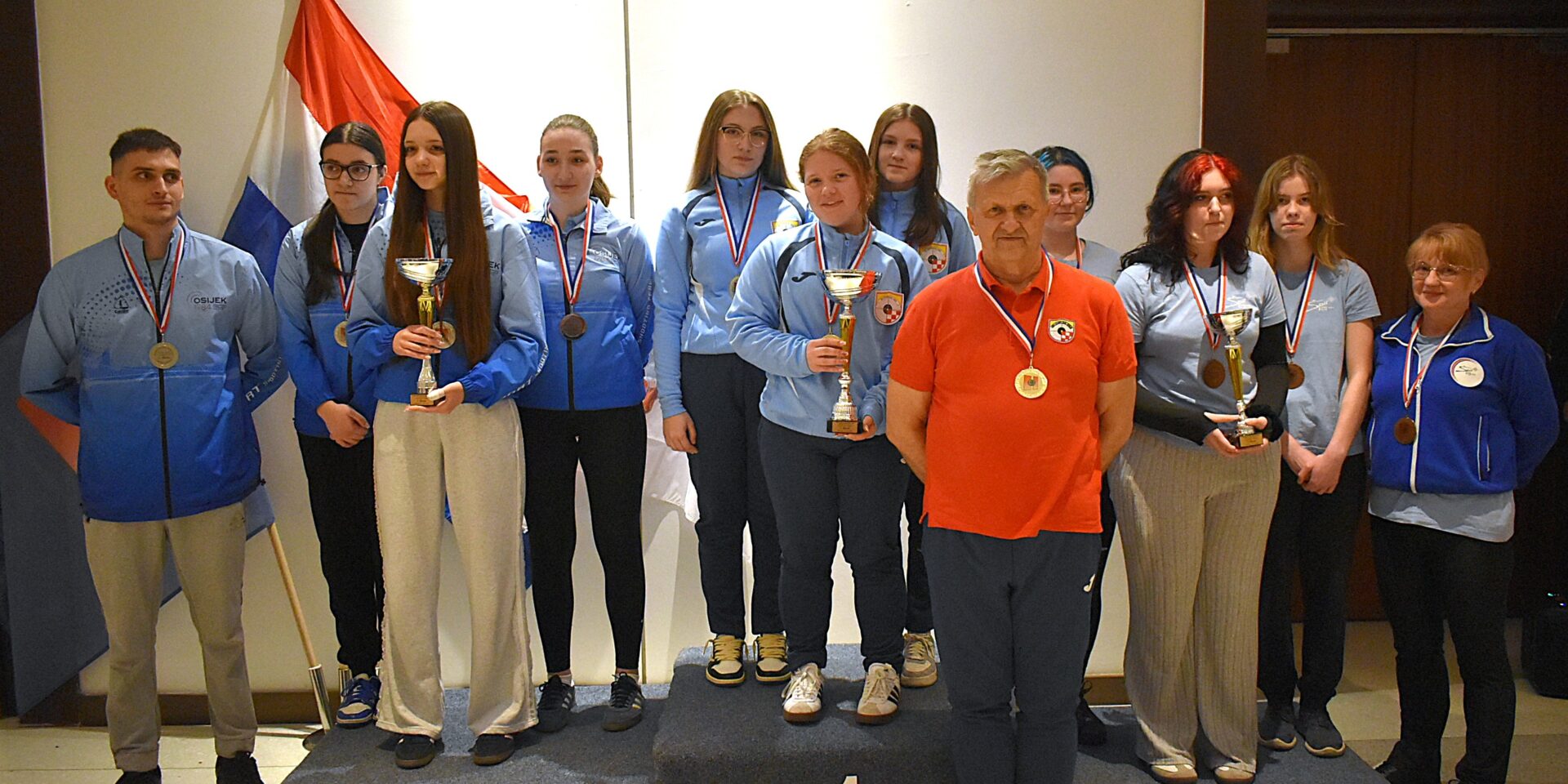 1-ekipa-kadetkinje-pistolj