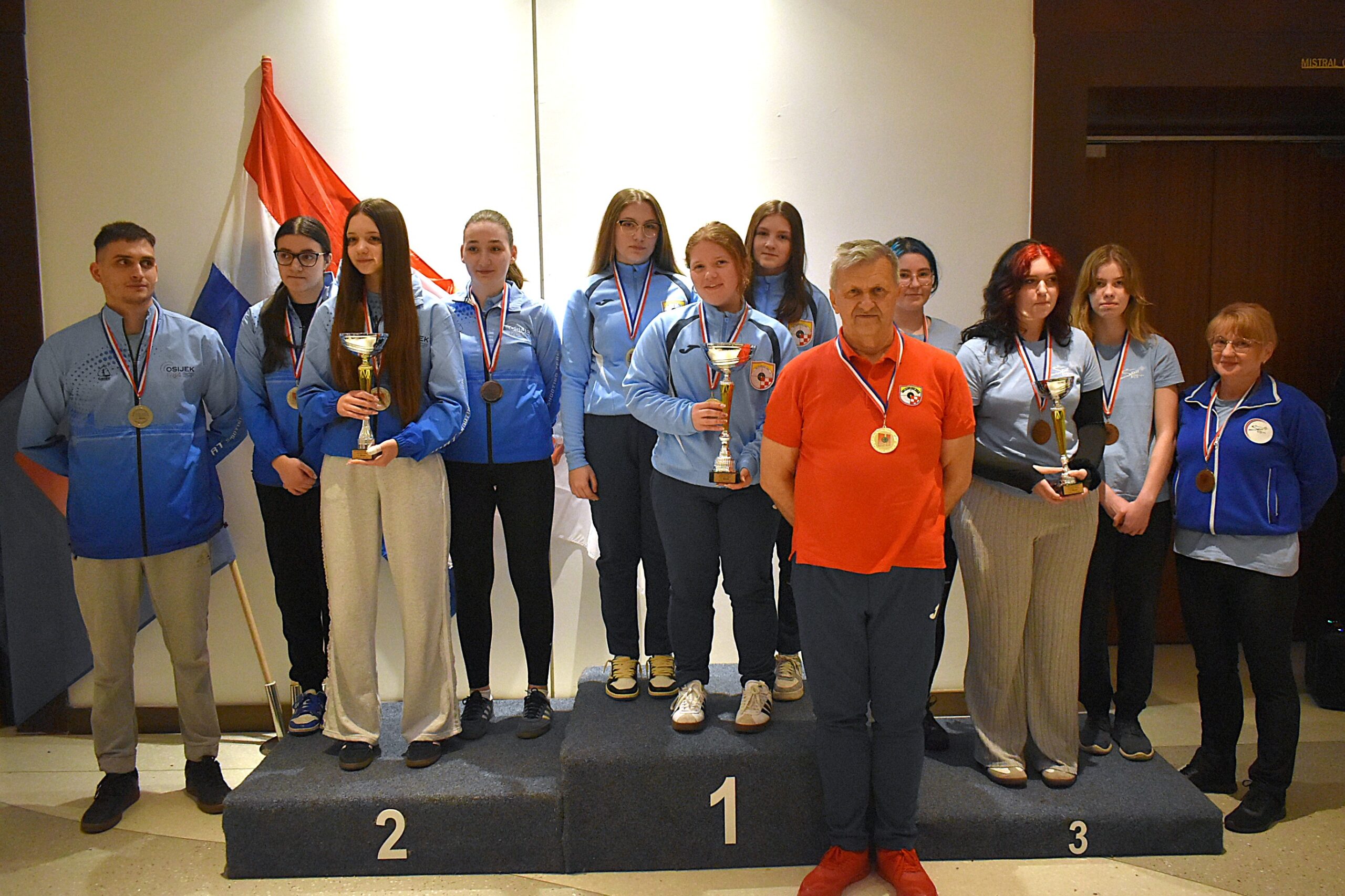 1-ekipa-kadetkinje-pistolj