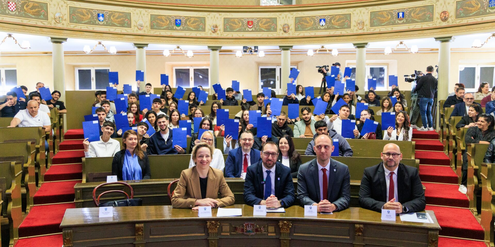 260408_Gradonačelnik Tomašević dodijelio stipendije učenicima i studentima romske nacionalne manjine (1)