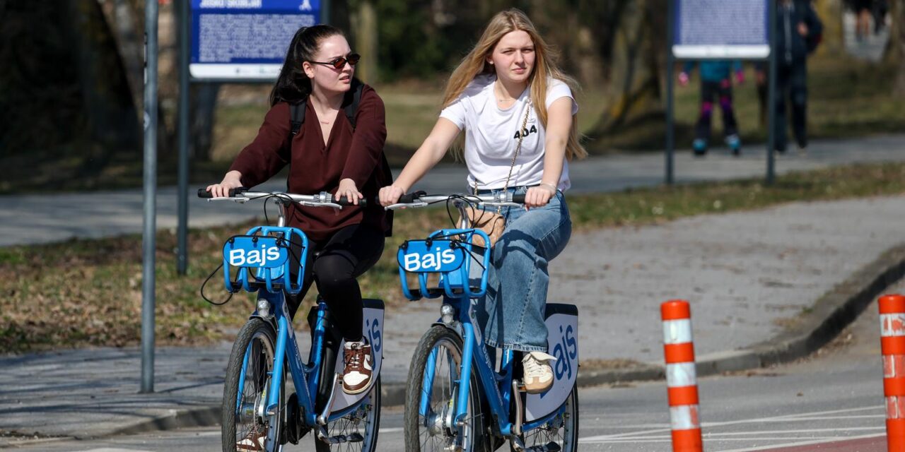 Zagreb: Sunčano i toplo vrijeme privuklo je mnoge građane na jezero Jarun