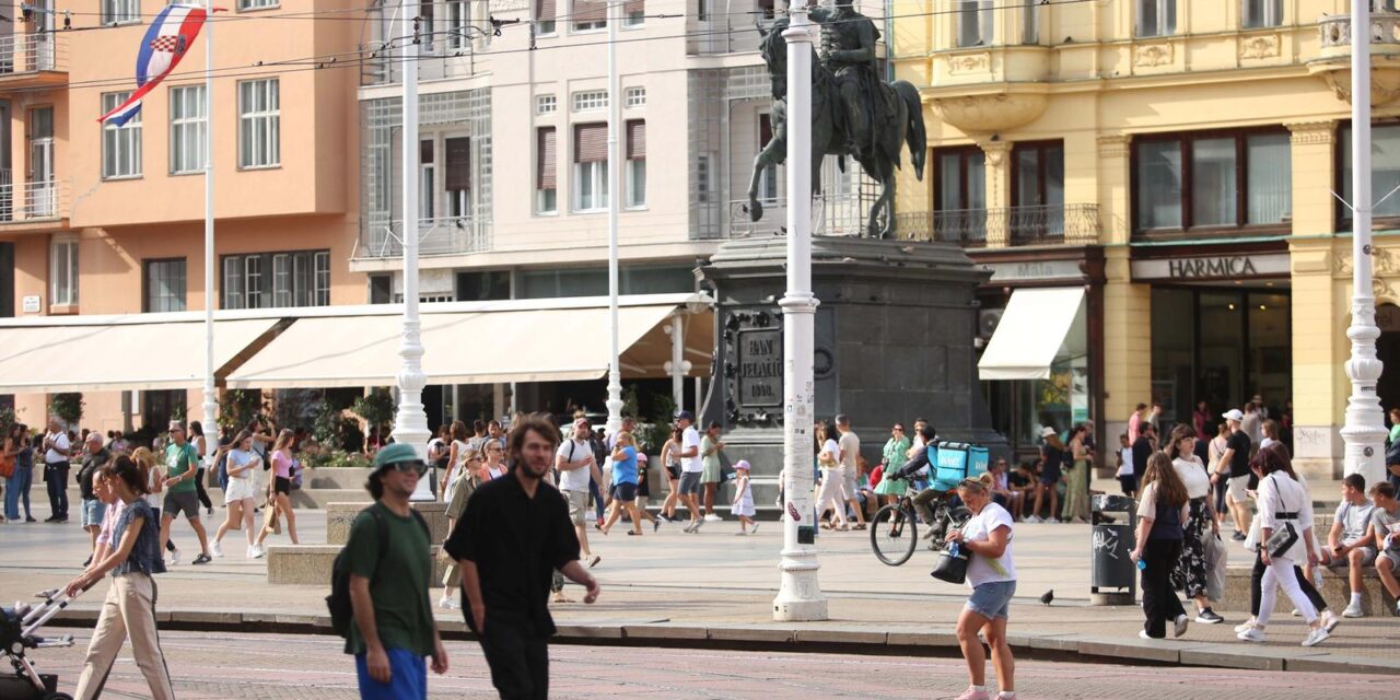 Zagreb: Sunčano popodne građani i turisti iskoristili za šetnju gradom