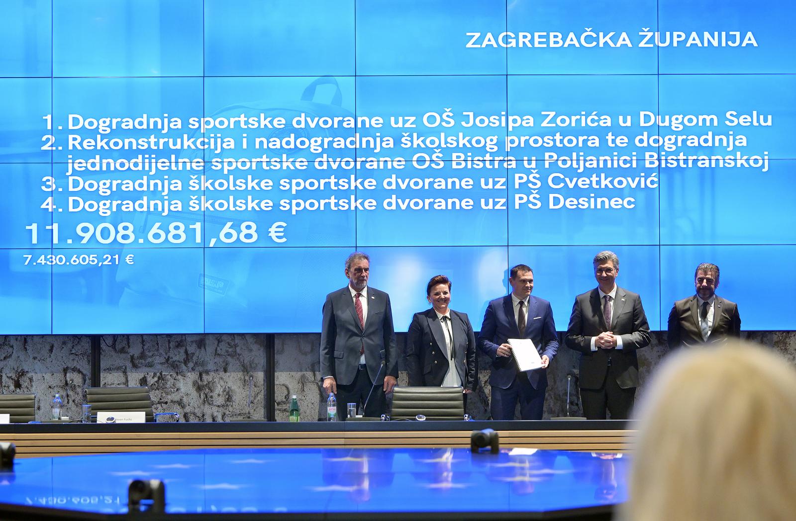 Zagreb: Premijer Plenković na dodjeli ugovora za jednosmjensku i cjelodnevnu školu