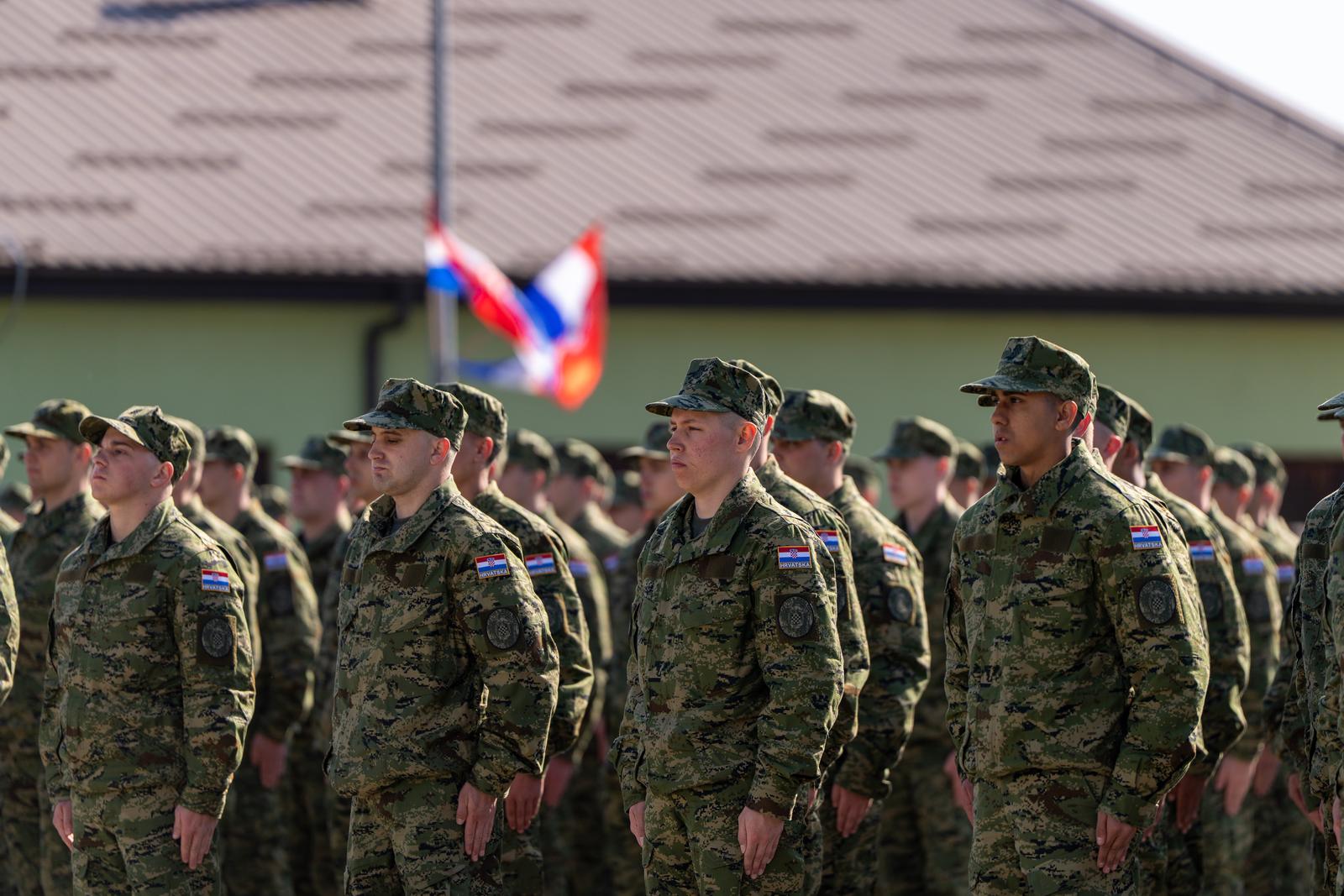 Svečana prisega ročnika na temeljnom vojnom osposobljavanju u Slunju