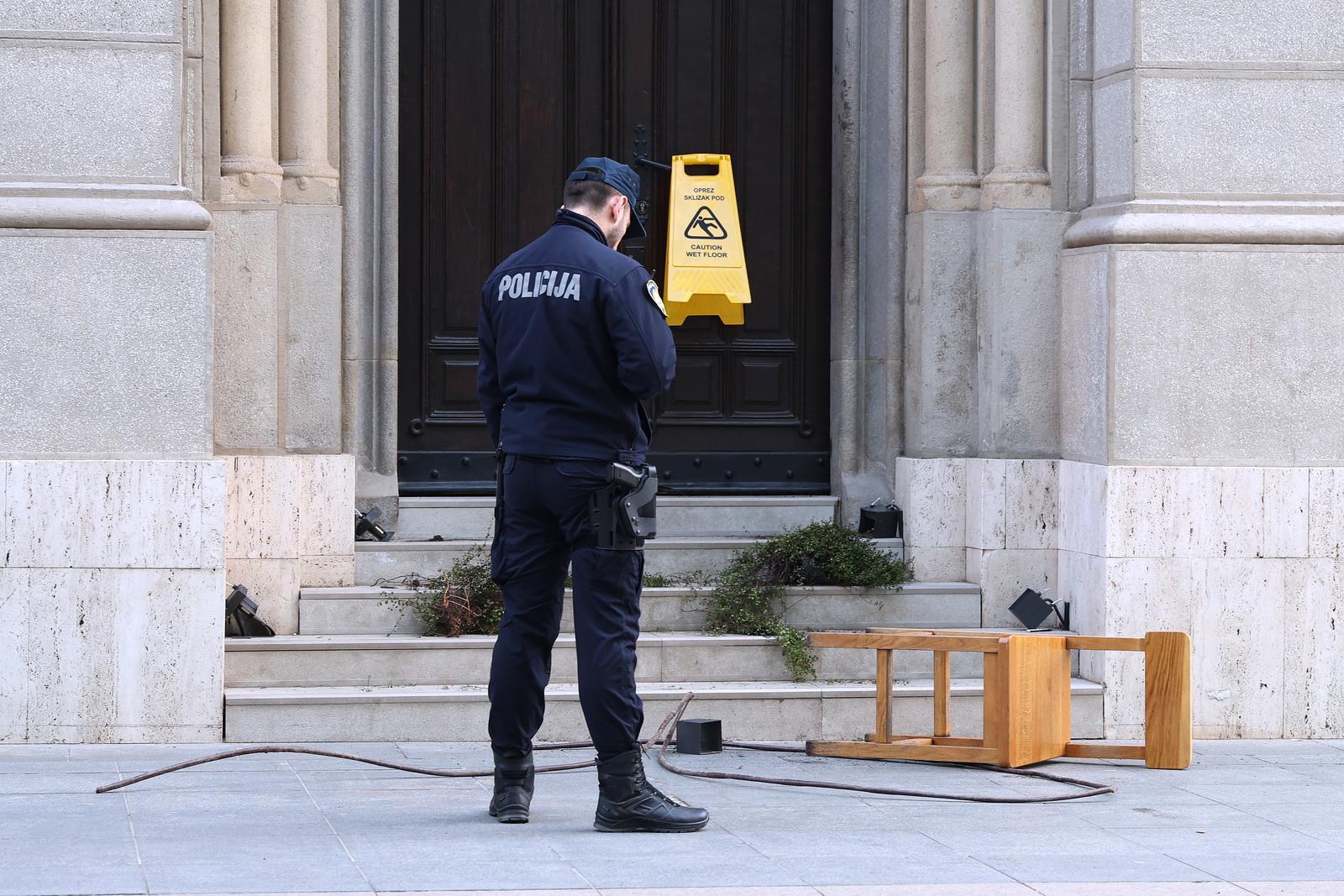 Zagreb:  Vandalizirana ulazna vrata i dvorište pravoslavne crkve na Cvjetnom trgu