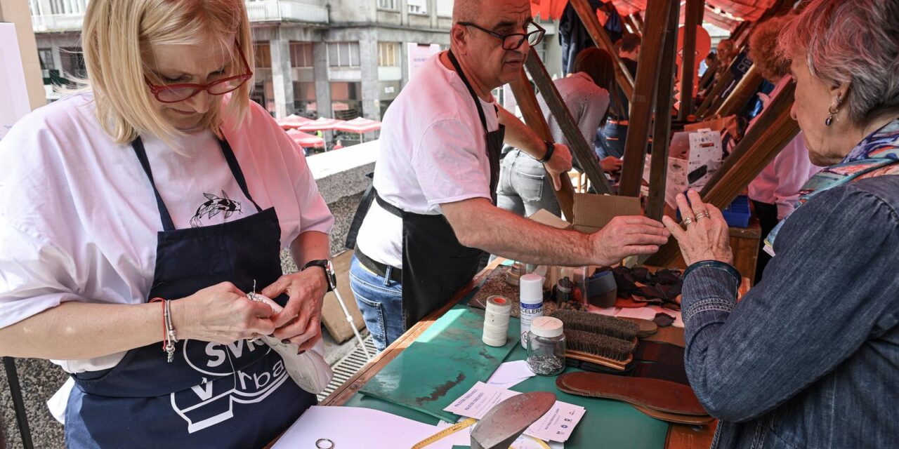 Zagreb: Obrtnici na Dolcu povodom Dana planeta Zemlje građanima  popravljali stare stvari