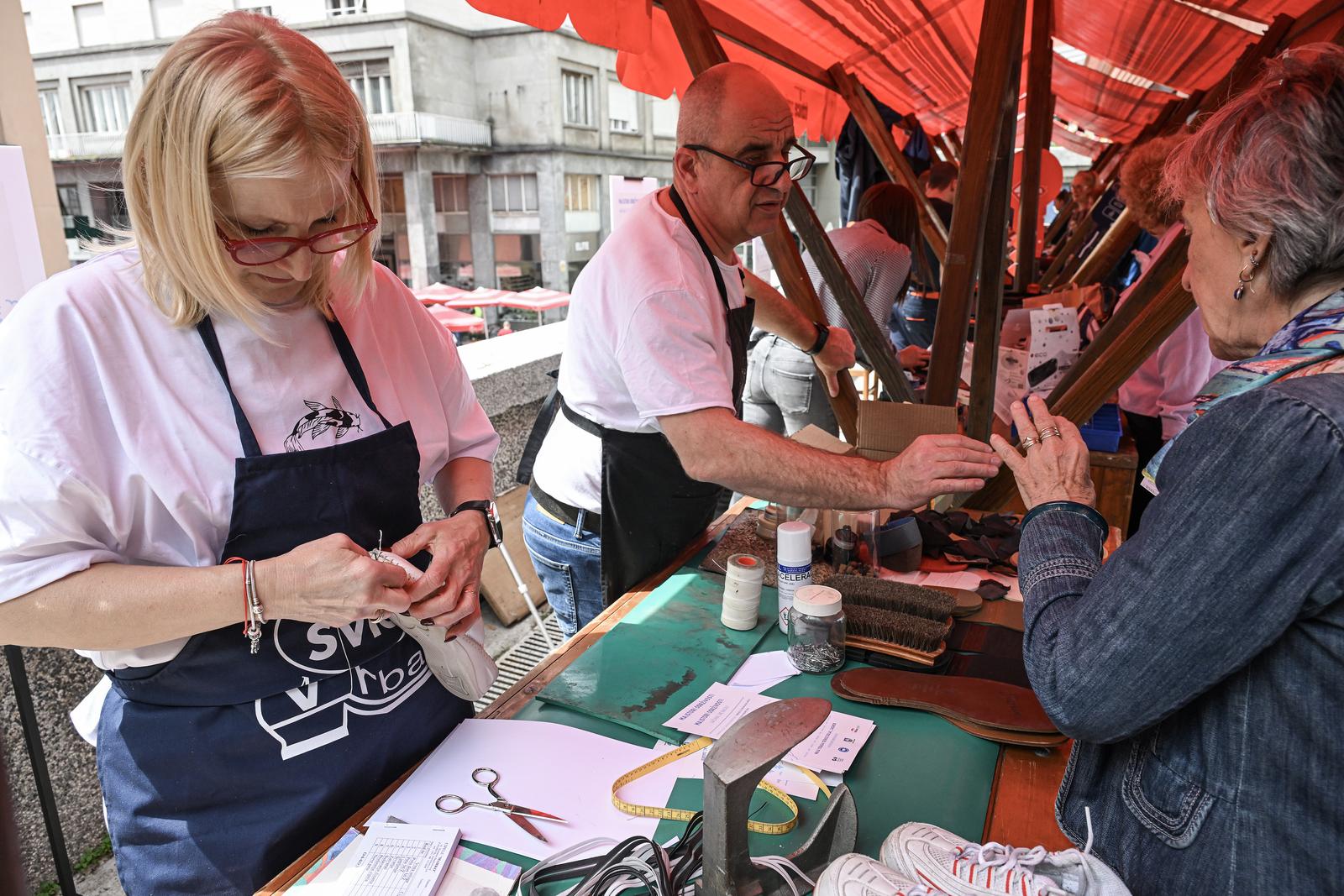 Zagreb: Obrtnici na Dolcu povodom Dana planeta Zemlje građanima  popravljali stare stvari