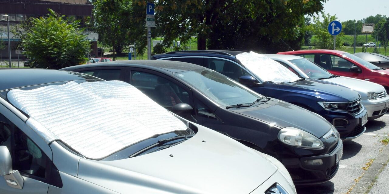 Stanovnici Siska raznim sjenilima štite automobile od utjecaja sunca