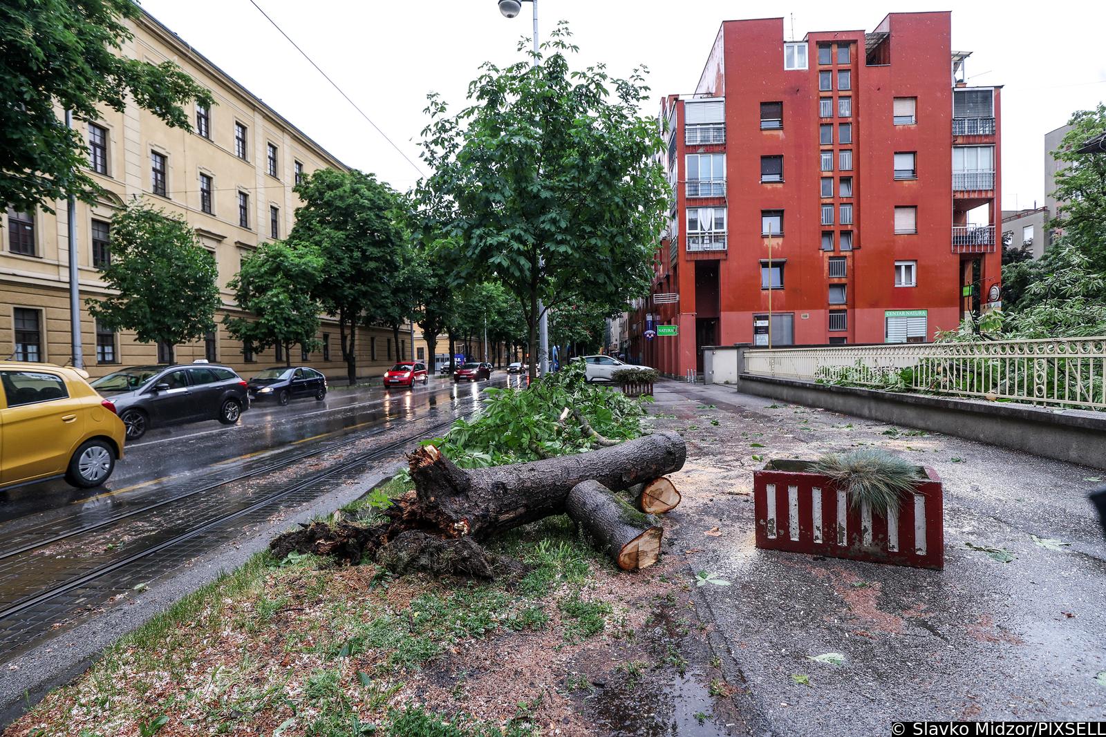 Zagreb: Jako nevrijeme zahvatilo grad