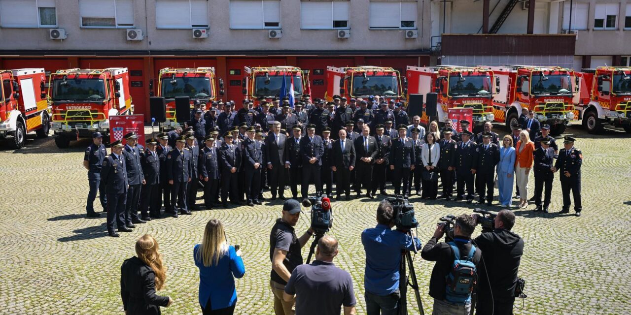 Zagreb: Svečana primopredaja vatrogasnih vozila