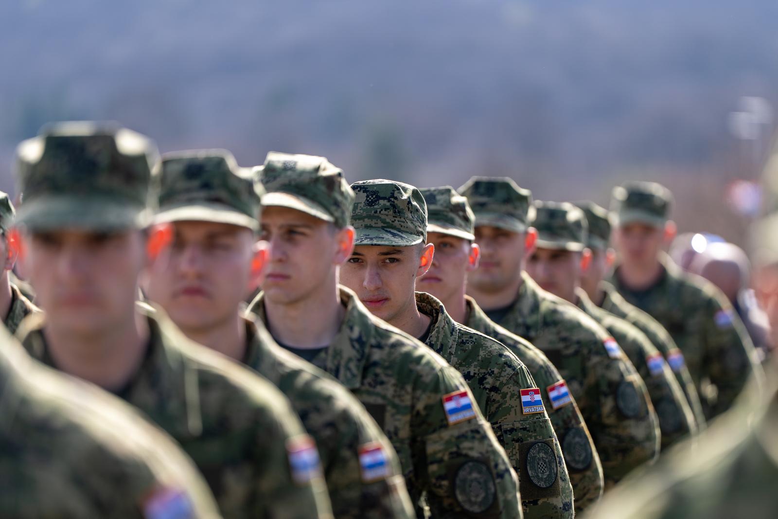 Svečana prisega ročnika na temeljnom vojnom osposobljavanju u Slunju