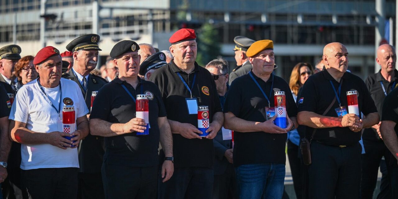 Zagreb: Paljenjem svijeća kod spomenika dr. Franji Tuđmanu obilježena 35. obljetnica postrojavanja Zbora narodne garde i ustrojavanja Hrvatske vojske