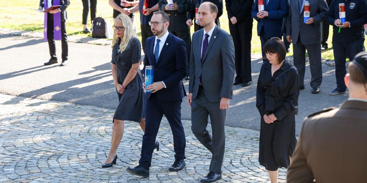 Tomislav Tomašević na Gradskom groblju Mirogoj položio vijence na Središnji križ