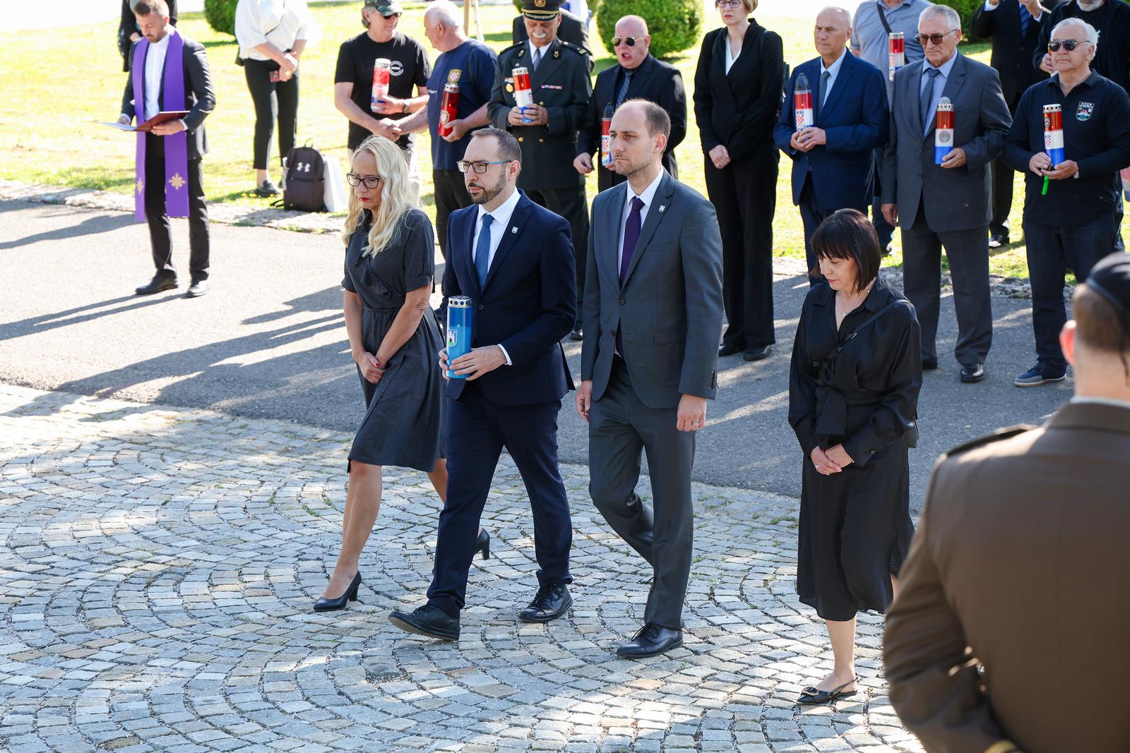 Tomislav Tomašević na Gradskom groblju Mirogoj položio vijence na Središnji križ