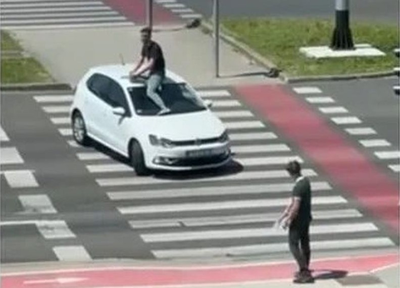 skače po autu