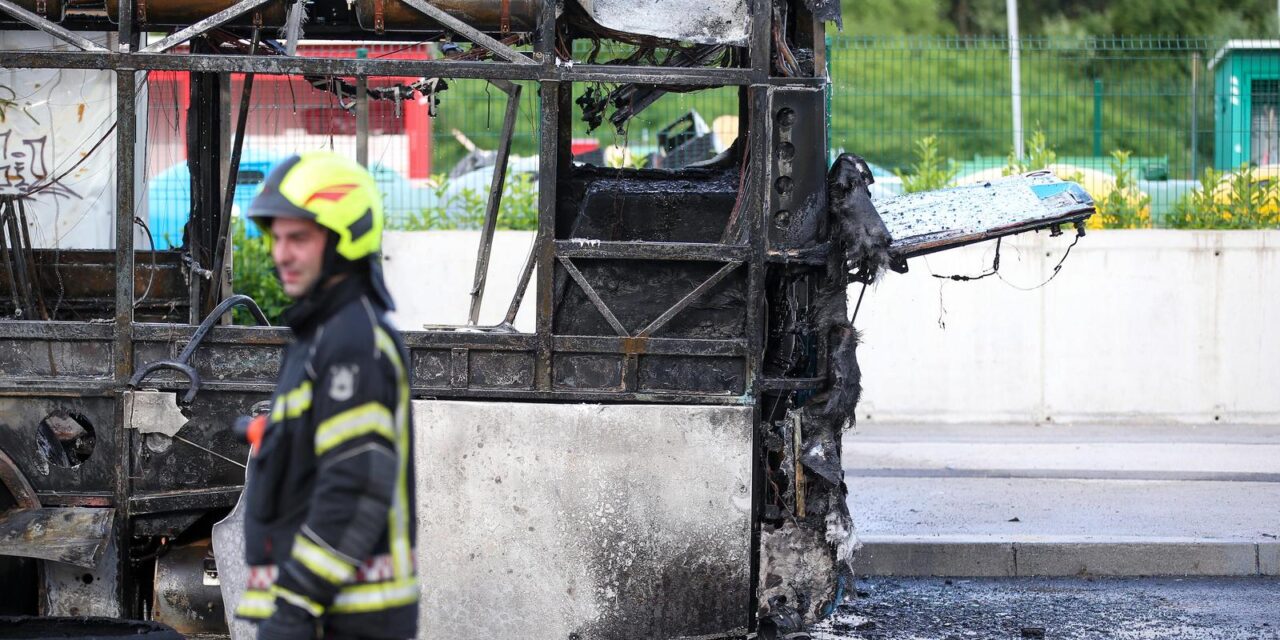 Zagreb: Zapalio se autobus na okretištu u Novom Jelkovcu