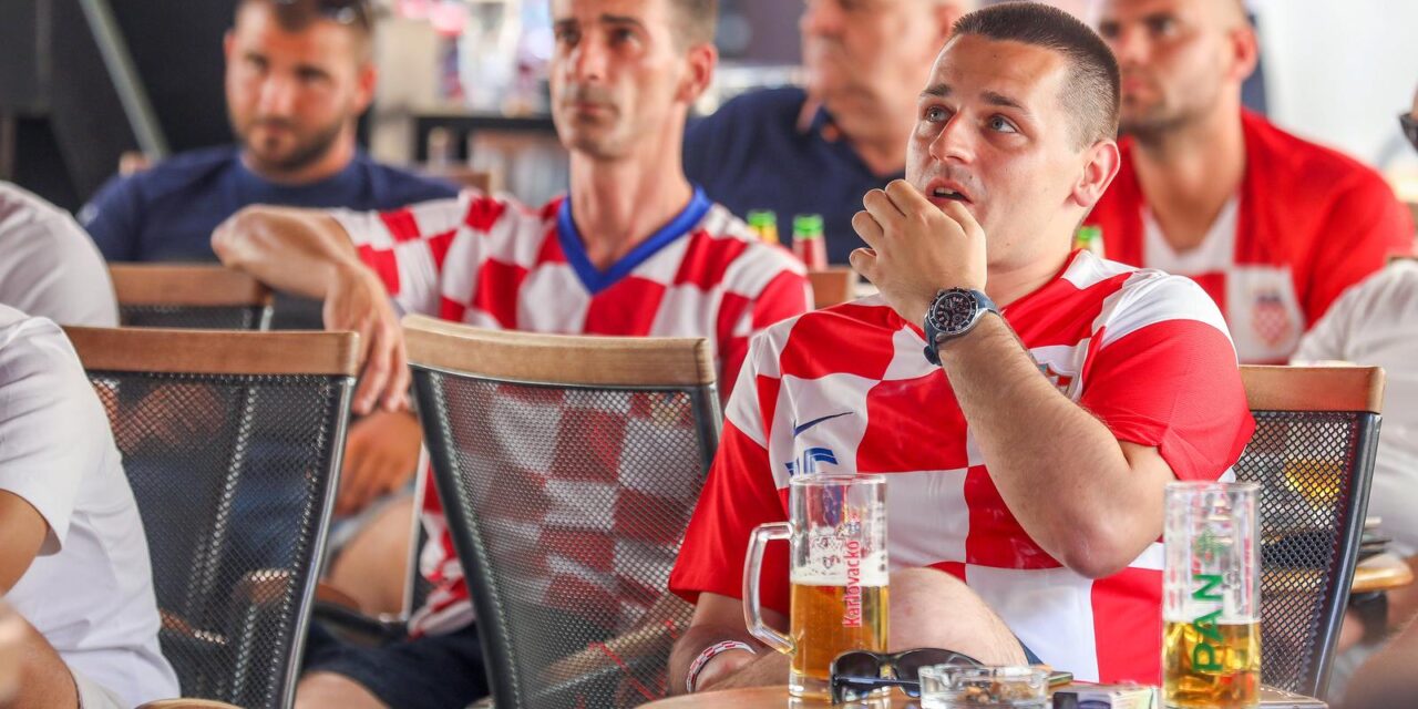 Pula: Hrvatski navijači po kafićima gledaju utakmicu Hrvatska – Engleska