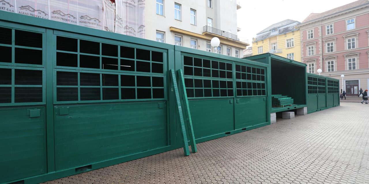 Zagreb: Postavljanje adventskih kućica na Trgu bana Josipa Jelačića